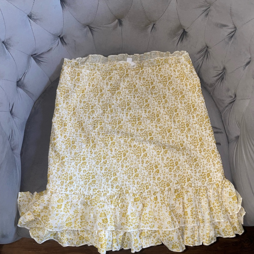 Yellow and white tight skirt with ruffles